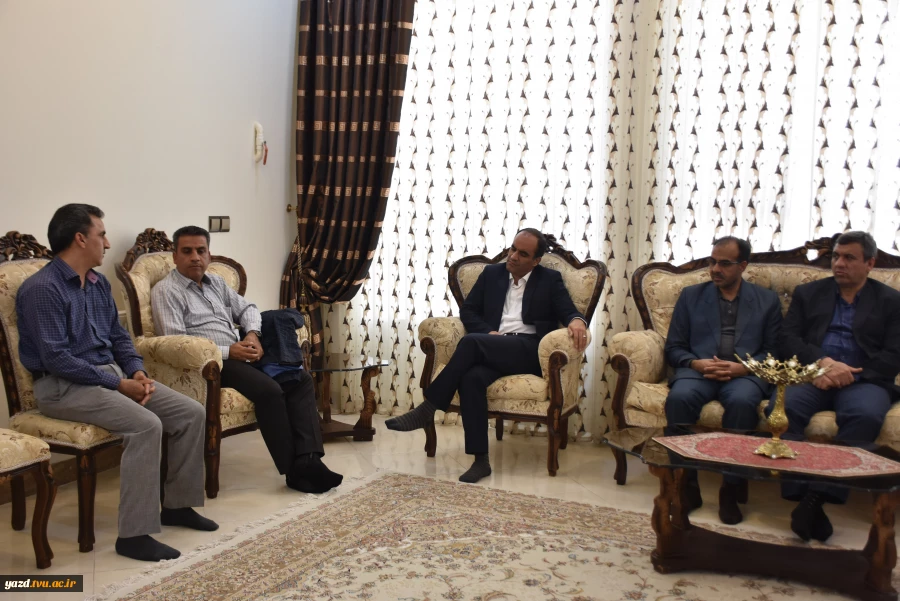 دانشگاه فنی و حرفه ای استان یزد برگزار کرد:
دیدار با خانواده شهدا و غبار روبی و عطر افشانی گلزار شهدای استان یزد
