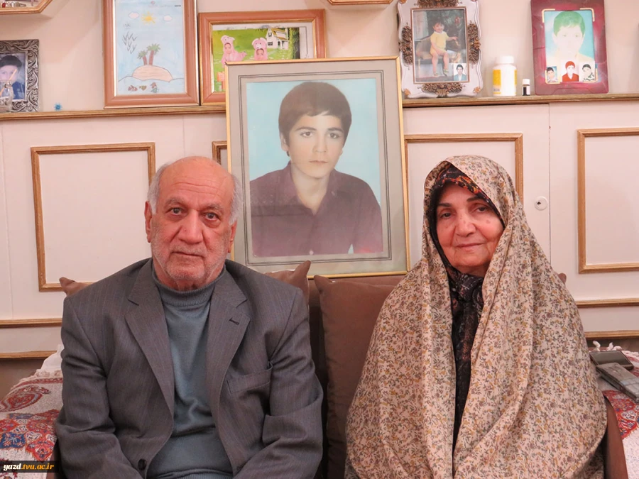 دیدار با خانواده شهید رضا علمچی شهید 14 ساله شهرستان میبد در آستانه بزرگداشت روز شهدا 2