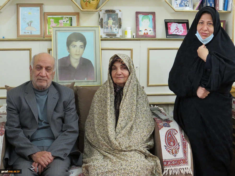 دیدار با خانواده شهید رضا علمچی شهید 14 ساله شهرستان میبد در آستانه بزرگداشت روز شهدا 4