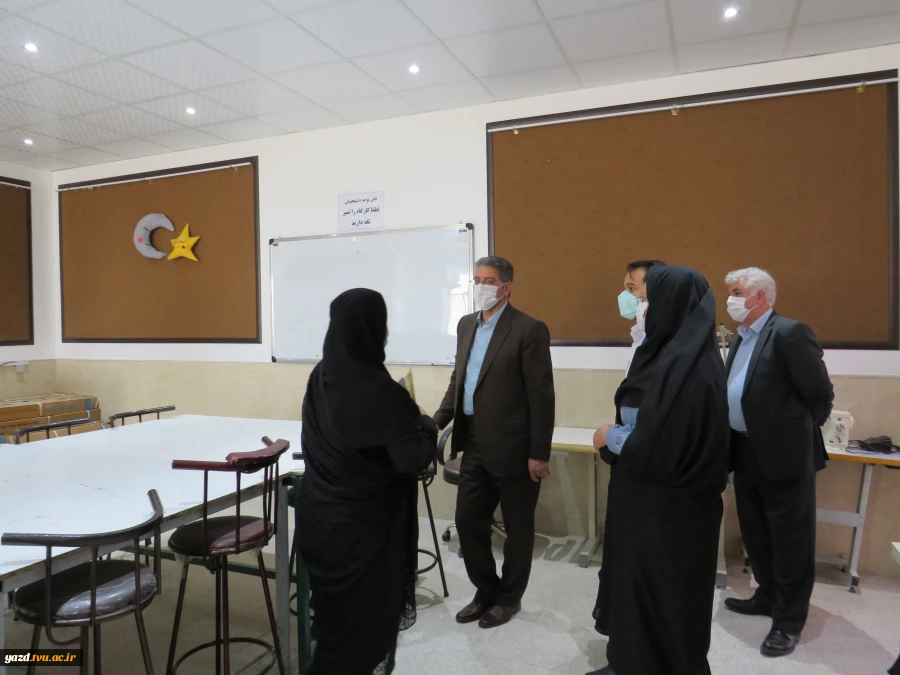 بازدید دکتر زمانی معاونت اداری مالی دانشگاه فنی ودکتر ضرغامی مدیر کل حقوقی دانشگاه از آموزشکده فنی دختران میبد 6