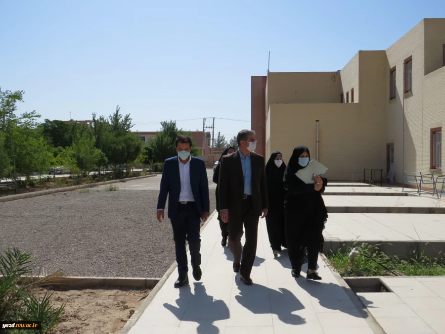 بازدید دکتر زمانی معاونت اداری مالی دانشگاه فنی ودکتر ضرغامی مدیر کل حقوقی دانشگاه از آموزشکده فنی دختران میبد 4