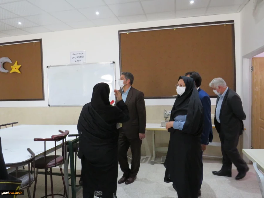 بازدید دکتر زمانی معاونت اداری مالی دانشگاه فنی ودکتر ضرغامی مدیر کل حقوقی دانشگاه از آموزشکده فنی دختران میبد 6