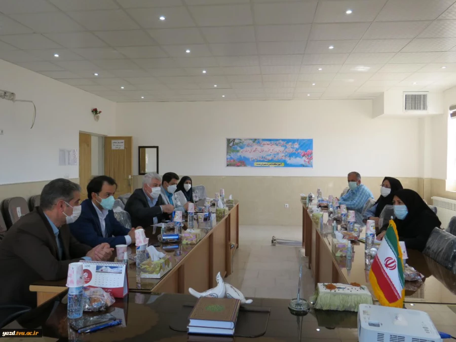 بازدید دکتر زمانی معاونت اداری مالی دانشگاه فنی ودکتر ضرغامی مدیر کل حقوقی دانشگاه از آموزشکده فنی دختران میبد 7