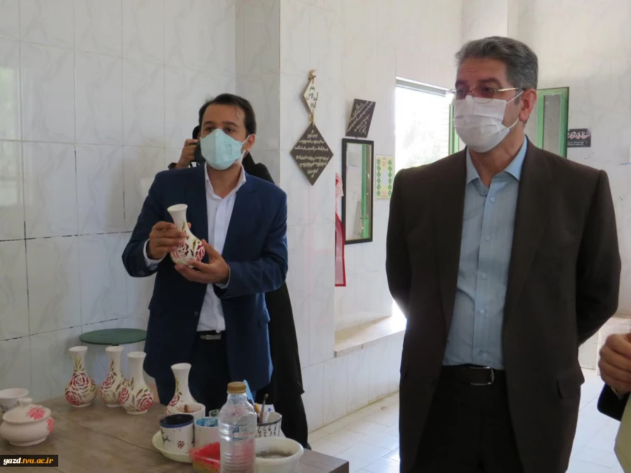 بازدید دکتر زمانی معاونت اداری مالی دانشگاه فنی ودکتر ضرغامی مدیر کل حقوقی دانشگاه از آموزشکده فنی دختران میبد 12