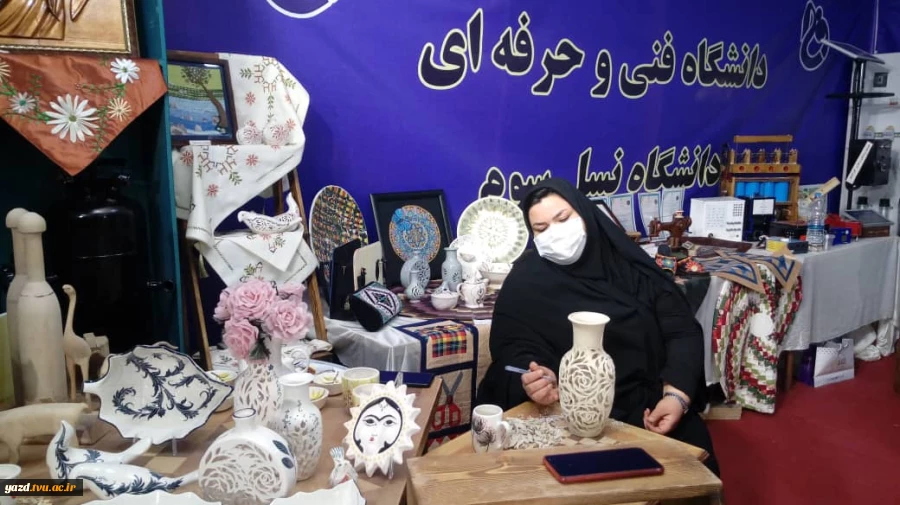 حضور آموزشکده فنی دختران میبد درنمایشگاه دست سازه های پژوهشی و،فن بازار استان یزد 2