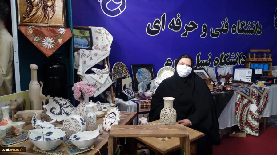 حضور آموزشکده فنی دختران میبد درنمایشگاه دست سازه های پژوهشی و،فن بازار استان یزد 4