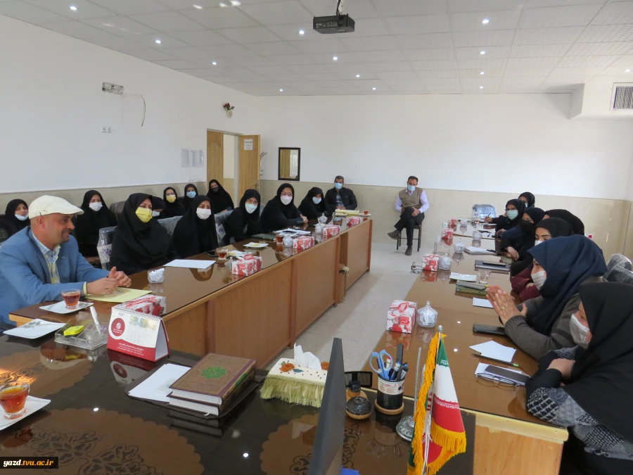 بازدید سرزده دکتر عندلیب رئیس دانشگاه فنی استان از آموزشکده فنی دختران میبد
 6