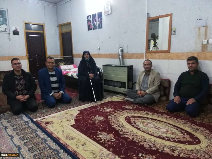 دیدار رئیس و کارکنان دانشکده فنی شریف ابرکوه با مادر شهید غلامرضا حیدری به مناسبت روز تکریم مادران و همسران شهدا 2