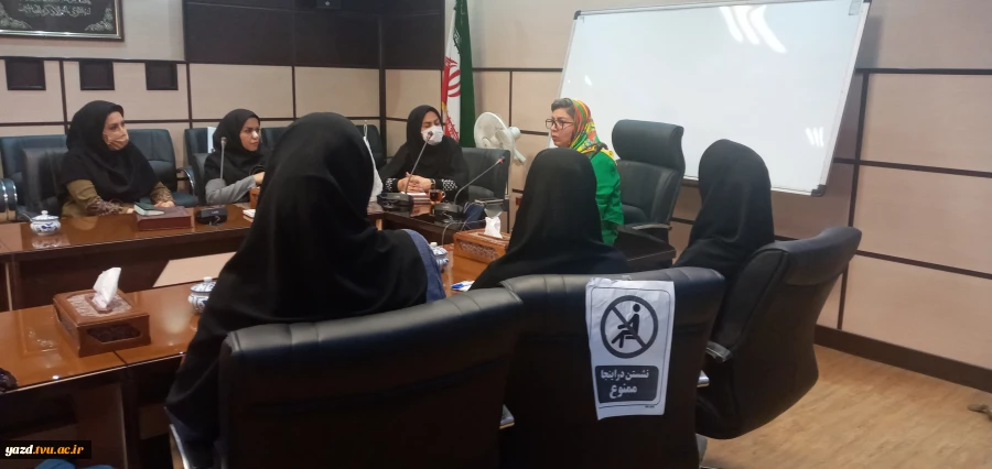 نشستی با حضور خانم مهدیه شریف میبدی کارآفرین برتر (پوشاک) در مرکز آموزشکده فنی دختران یزد 2
