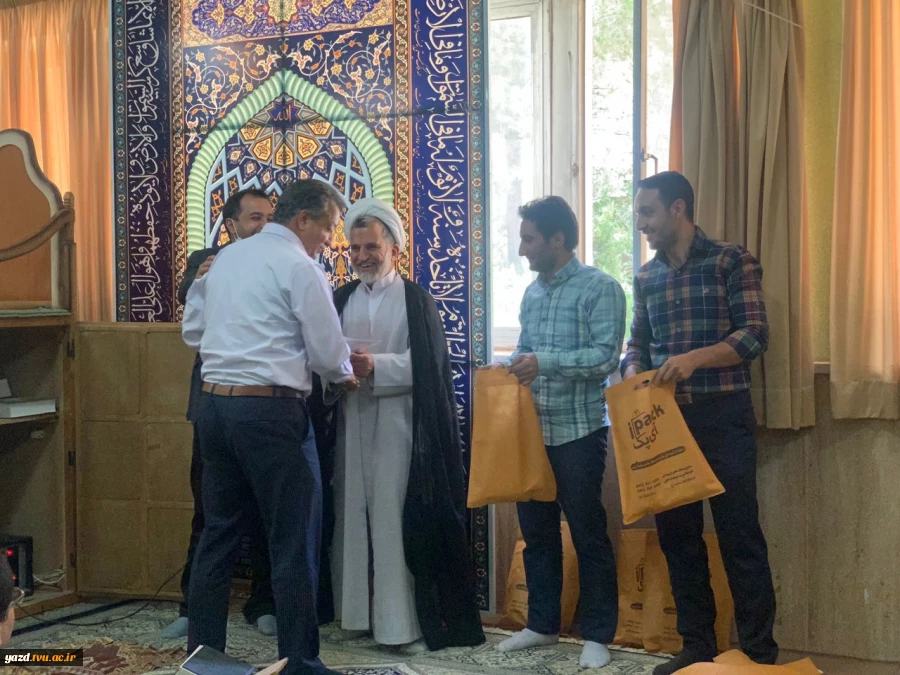 تجلیل از برندگان مسابقات ورزشی دهه کرامت در دانشگاه فنی و حرفه ای استان یزد 4