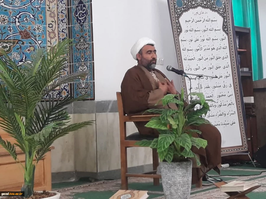 مراسم سالگرد خاکسپاری شهدای گمنام آموزشکده  فنی وحرفه ای شهید بهشتی اردکان با حضور حجت الاسلام دهباشی مسئول عقیدتی سیاسی پادگان هوا فضای اردکان (حضرت ولی عصر) ، دانشجویان وهمکاران مرکز 4
