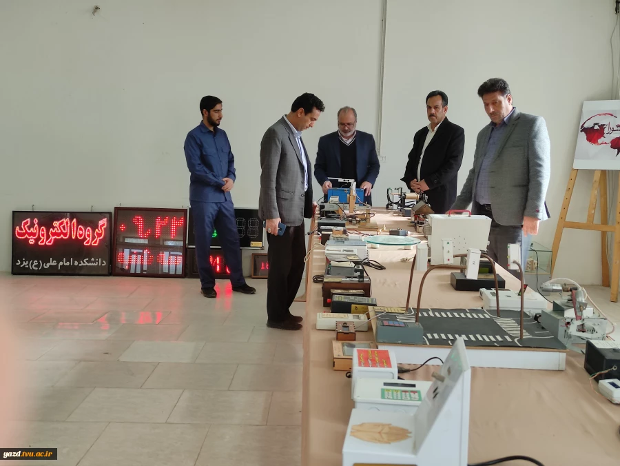 بازدید رییس آموزشکده فنی امام علی(ع)یزد از نمایشگاه دائمی دستاوردهای دانشجویی در هفته پژوهش و فناوری 4