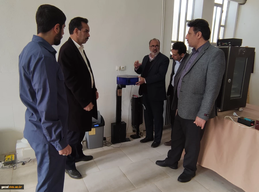 بازدید رییس آموزشکده فنی امام علی(ع)یزد از نمایشگاه دائمی دستاوردهای دانشجویی در هفته پژوهش و فناوری 5