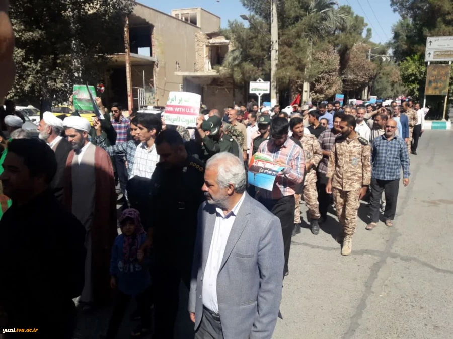 تجمع خود جوش  دانشجویان ، همکاران و  اساتید آموزشکده فنی وحرفه ای شهید بهشتی اردکان با حضور اقشار مختلف مردم شهر اردکان در محکومیت حمله اسرائیل به بیمارستان غزه 4