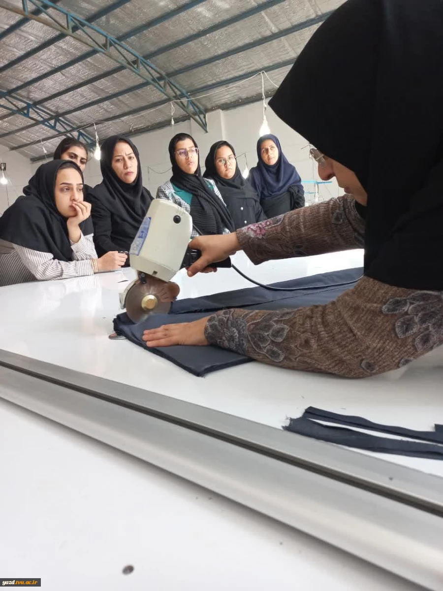بازدید دانشجویان رشته طراحی ودوخت ازواحد تولیدی صدرا جامعه اردکان
 3
