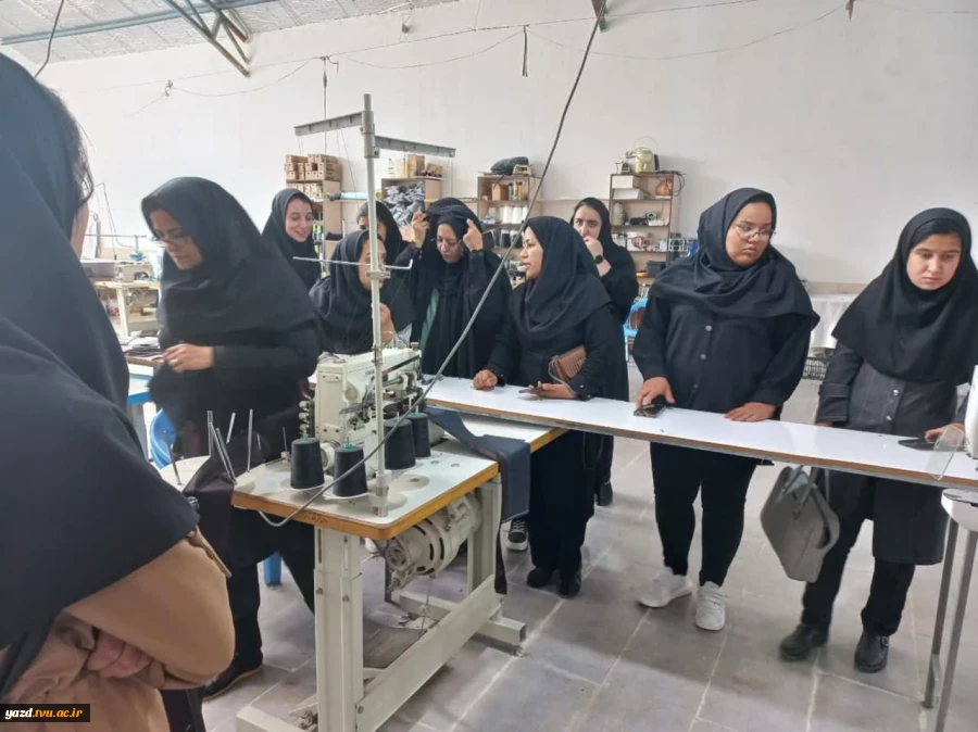 بازدید دانشجویان رشته طراحی ودوخت ازواحد تولیدی صدرا جامعه اردکان
 4