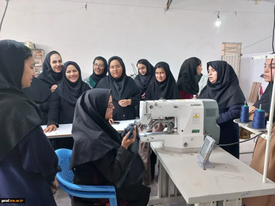 بازدید دانشجویان رشته طراحی ودوخت ازواحد تولیدی صدرا جامعه اردکان
 5