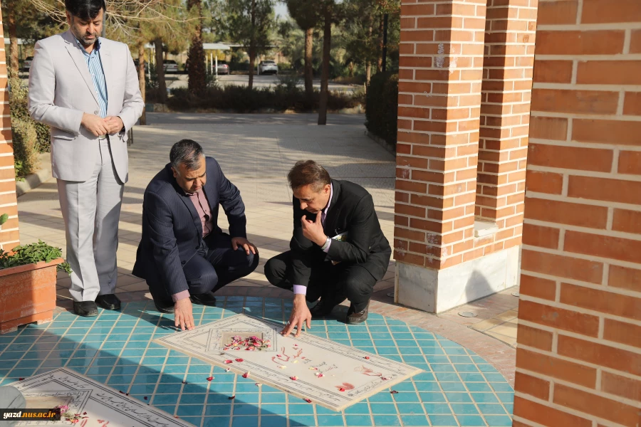 دکتر مهدی تقوایی مشاور عالی استاندار یزد به همراه جمعی از مسئولین استانی وشهرستانی ، از کارگاه ها و آزمایشگاه های آموزشکده فنی شهید بهشتی اردکان بازدید به عمل آورده و از نزدیک در جریان مسائل و مشکلات این آموزشکده قرار گرفتند. 2