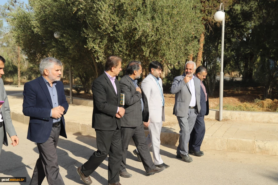 دکتر مهدی تقوایی مشاور عالی استاندار یزد به همراه جمعی از مسئولین استانی وشهرستانی ، از کارگاه ها و آزمایشگاه های آموزشکده فنی شهید بهشتی اردکان بازدید به عمل آورده و از نزدیک در جریان مسائل و مشکلات این آموزشکده قرار گرفتند. 9