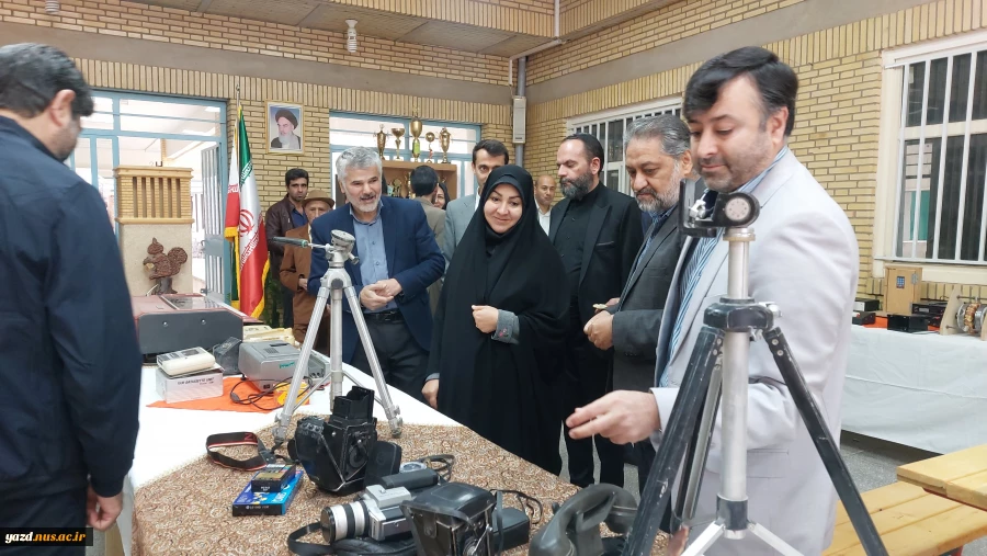 افتتاح نمایشگاه دائمی دست آوردهای دانشجویی آموزشکده شهید بهشتی اردکان به مناسبت هفته پژوهش با حضور دکتر تقوایی مشاور عالی استاندار ، دکتر محتشمی رییس دانشگاه فنی وحرفه ای یزد 3