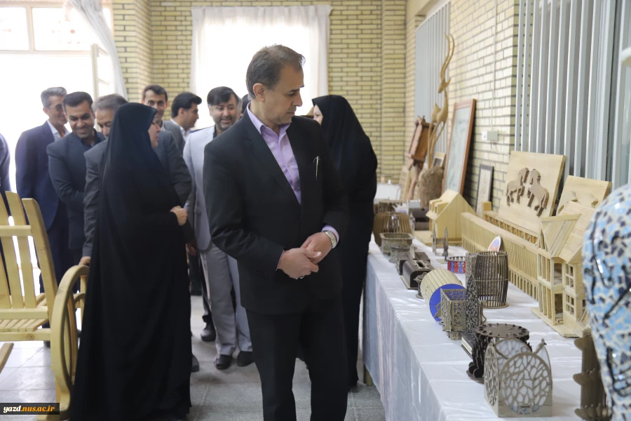 افتتاح نمایشگاه دائمی دست آوردهای دانشجویی آموزشکده شهید بهشتی اردکان به مناسبت هفته پژوهش با حضور دکتر تقوایی مشاور عالی استاندار ، دکتر محتشمی رییس دانشگاه فنی وحرفه ای یزد 6