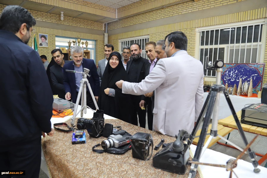 افتتاح نمایشگاه دائمی دست آوردهای دانشجویی آموزشکده شهید بهشتی اردکان به مناسبت هفته پژوهش با حضور دکتر تقوایی مشاور عالی استاندار ، دکتر محتشمی رییس دانشگاه فنی وحرفه ای یزد 10