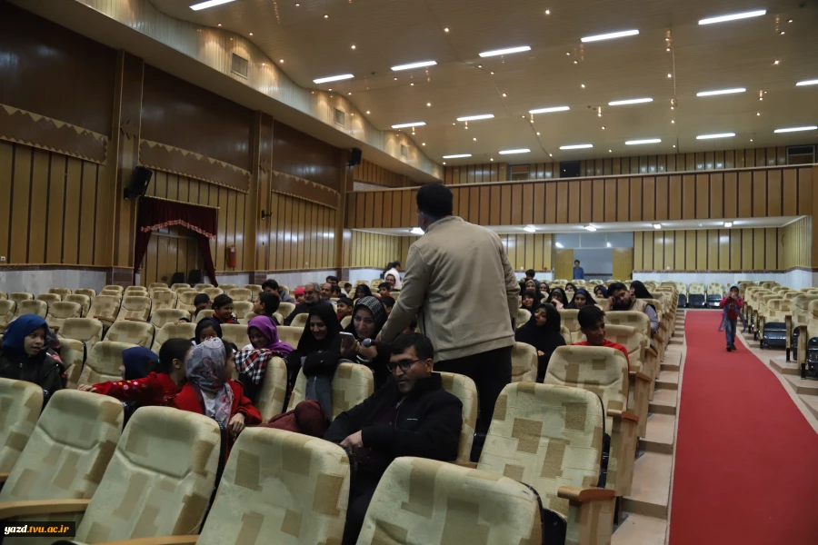 تجلیل از بانوان همکاران آموزشکده اردکان ، به مناسبت بزرگداشت روز مادر 12