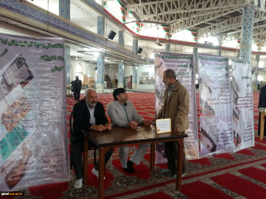 برپایی میز خدمت در میعادگاه نماز جمعه اردکان 8
