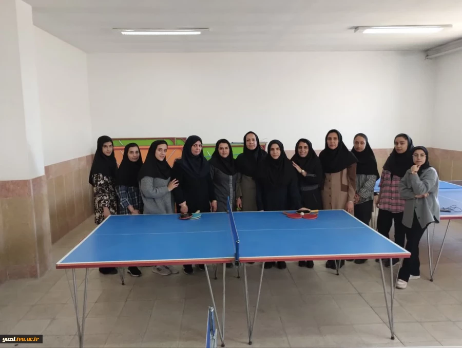 مسابقات ورزشی کارکنان و اساتید  به مناسبت گرامیداشت دهه فجر در سالن ورزشی آموزشکده فنی دختران یزد 4