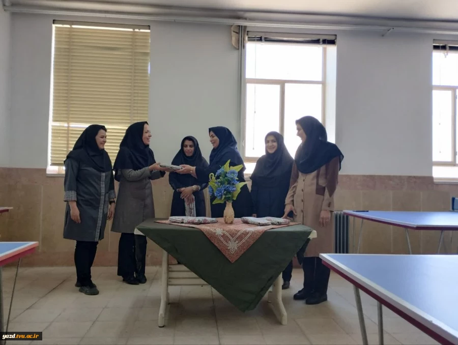 مسابقات ورزشی کارکنان و اساتید  به مناسبت گرامیداشت دهه فجر در سالن ورزشی آموزشکده فنی دختران یزد 5