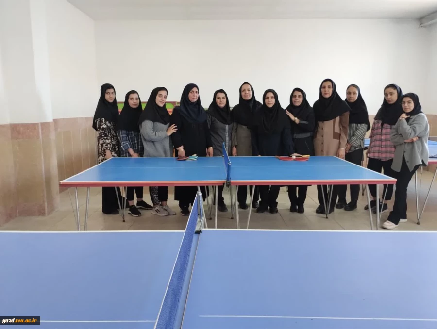 مسابقات ورزشی کارکنان و اساتید  به مناسبت گرامیداشت دهه فجر در سالن ورزشی آموزشکده فنی دختران یزد 6