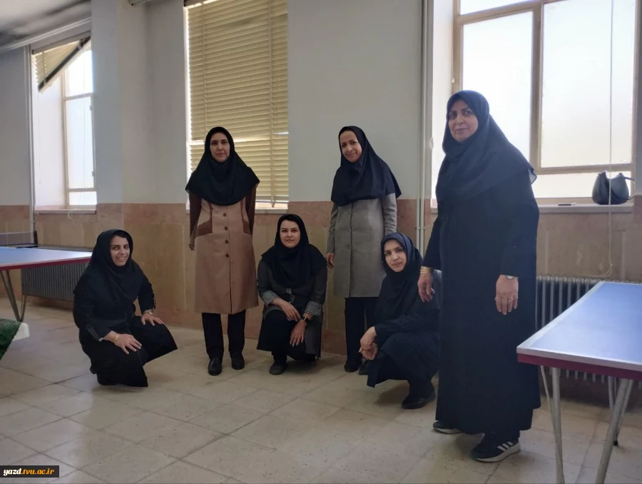 مسابقات ورزشی کارکنان و اساتید  به مناسبت گرامیداشت دهه فجر در سالن ورزشی آموزشکده فنی دختران یزد 7