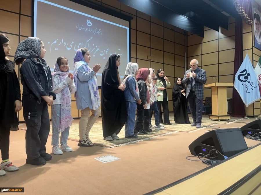 جشن میلاد حضرت معصومه (س) و گرامیداشت دهه کرامت در آموزشکده فنی امام علی (ع) یزد برگزار شد. 6