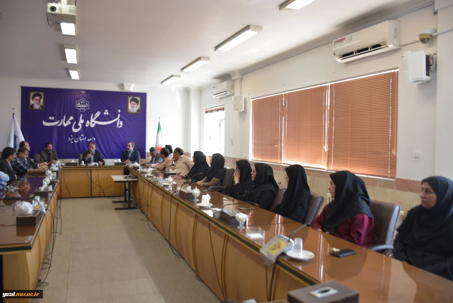نشست صمیمی ریاست دانشگاه ملی مهارت استان یزد با کارکنان 4