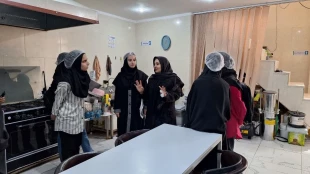 بازدید دانشجویان درس کارآفرینی رشته حسابداری از کارگاه تولید فرآورده‌های گوشتی ارگانیک ثریا فود
 5