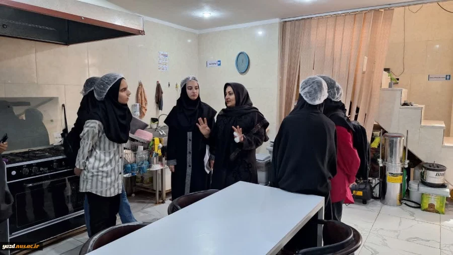 بازدید دانشجویان درس کارآفرینی رشته حسابداری از کارگاه تولید فرآورده‌های گوشتی ارگانیک ثریا فود
 5