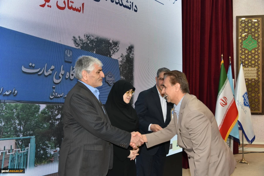 تقدیر از رئیس دانشگاه ملی مهارت استان یزد  بعنوان سرآمد آموزشی 2