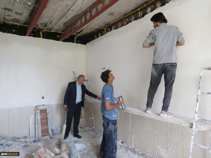 بازدید دکتر عمرانی نماینده نظارت استان از روند بازسازی خوابگاه دختران میبد
 2