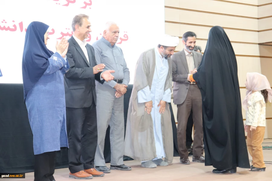 برگزاری جشن استقبال از دانشجویان نوورود آموزشکده ملی مهارت دختران یزد در آستانه ولادت حضرت زینب (س)
 18