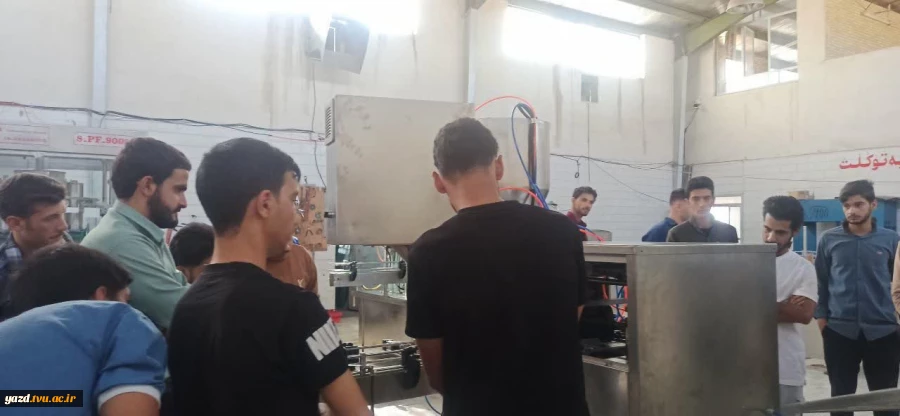 بازدید جمعی از دانشجویان رشته برق و‌مکانیک آموزشکده ملی مهارت شریف ابرکوه از گروه صنعتی حیدری 3
