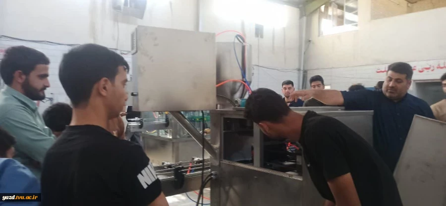 بازدید جمعی از دانشجویان رشته برق و‌مکانیک آموزشکده ملی مهارت شریف ابرکوه از گروه صنعتی حیدری 4