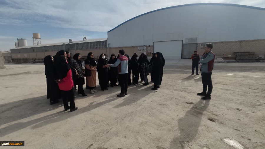 بازدید دانشجویان آموزشکده ملی مهارت دختران میبد از کارخانه کاشی ایفا سرام
 2