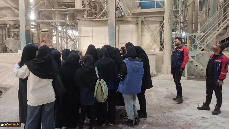 بازدید دانشجویان آموزشکده ملی مهارت دختران میبد از کارخانه کاشی ایفا سرام
 2