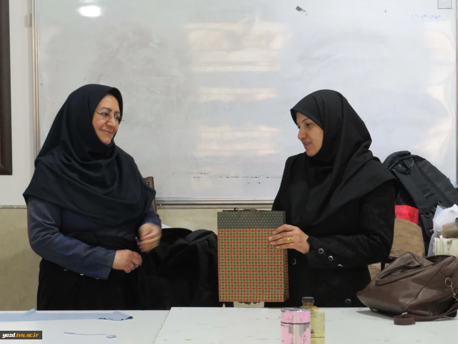 تقدیر از استاد کارآفرین به مناسب آغاز هفته کار آفرینی در آموزشکده ملی مهارت دختران میبد
 2