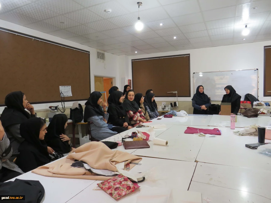 تقدیر از استاد کارآفرین به مناسب آغاز هفته کار آفرینی در آموزشکده ملی مهارت دختران میبد
 3