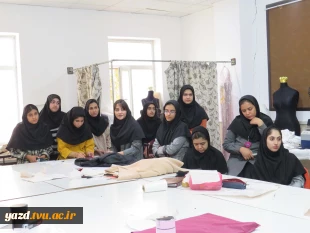 تقدیر از استاد کارآفرین به مناسب آغاز هفته کار آفرینی در آموزشکده ملی مهارت دختران میبد
 4