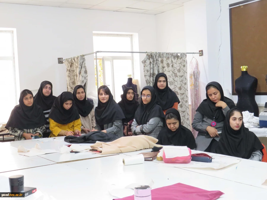 تقدیر از استاد کارآفرین به مناسب آغاز هفته کار آفرینی در آموزشکده ملی مهارت دختران میبد
 4