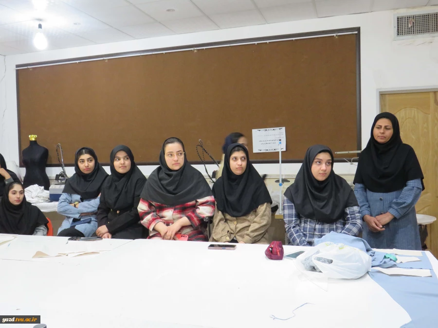 تقدیر از استاد کارآفرین به مناسب آغاز هفته کار آفرینی در آموزشکده ملی مهارت دختران میبد
 2