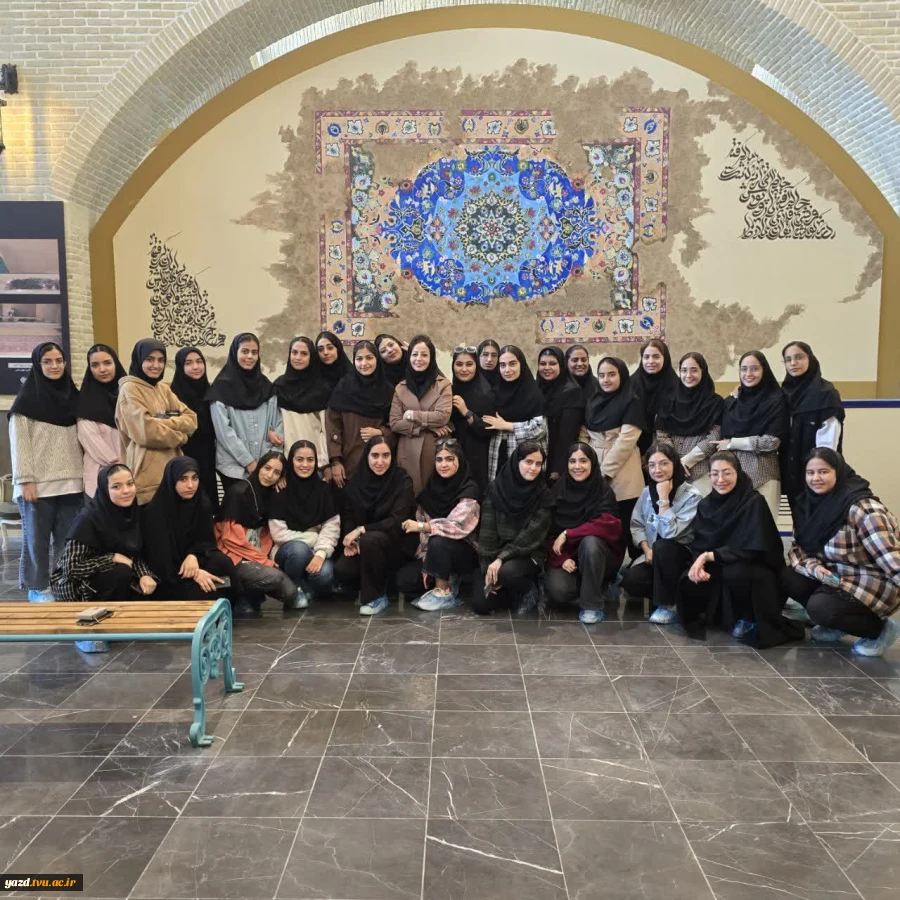 بازدید آموزشی دانشجویان رشته گرافیک آموزشکده ملی مهارت دختران یزد – حضرت رقیه (س) از موزه تار و پود
 3