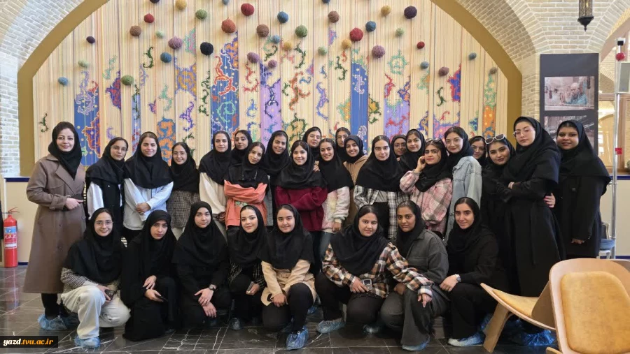 بازدید آموزشی دانشجویان رشته گرافیک آموزشکده ملی مهارت دختران یزد – حضرت رقیه (س) از موزه تار و پود
 4